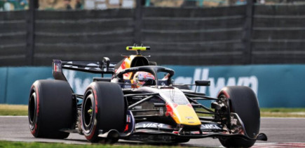 Isack Hadjar se bat avec la Red Bull RB22... et avec Max Verstappen, pour devenir meilleur