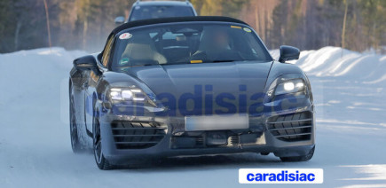 Entamés en 2022, les essais de mise au point de la future Porsche Boxster EV s’éternisent. Mais ce modèle sera fin prêt en 2026.