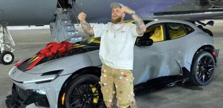 Jake Paul s'offre une Ferrari assortie à son jet privé