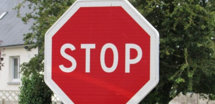 En l’absence de panneau stop à la sortie d’un parking de supermarché, le véhicule sortant est-il prioritaire ?