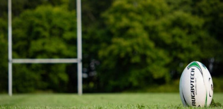 Un match de rugby commence dans le fossé avant un succès !