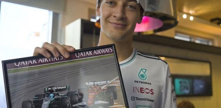 George Russell n'en revient pas du cadeau de Charles Leclerc... mais ne lui en veut pas !
