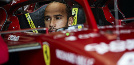 Le Grand Pari Rouge : Attentes et défis de Lewis Hamilton chez Ferrari en 2026