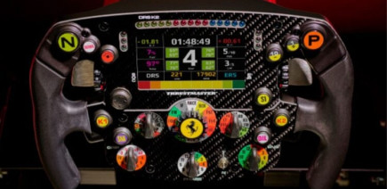 "Mon fils en est dingue !!!" : les fans de Formule 1 adorent ce volant Ferrari pour le sim racing !