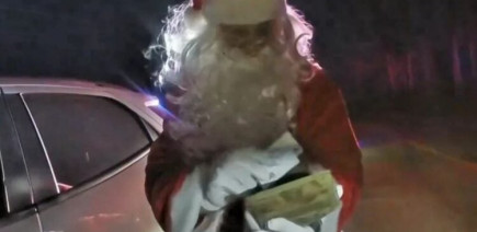 Arrêté pour excès de vitesse, le Père Noël transporte plus que des cadeaux !