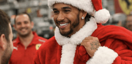 Lewis Hamilton se transforme en Père Noël à Maranello