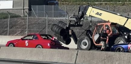 Il écrase une rare R34 GT-R rouge lors d’un trackday