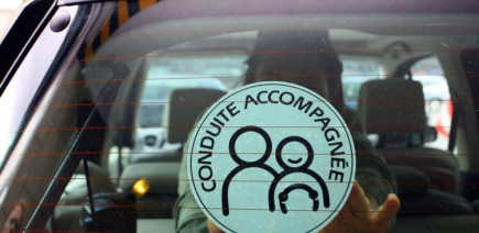 Conduite accompagnée : qui de l’apprenti conducteur ou de son accompagnateur est responsable des éventuelles infractions ?