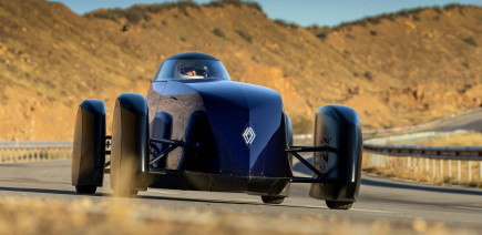 Une Rolls-Royce électrique qui pétarade, une Jaguar qui impressionne même les plus blasés, une Renault qui claque les 1000 km d’autonomie sur autoroute, un Pape qui roule en BMW électrique, et Porsche qui n’en finit pas de ramer en Chine… Bienvenue dans R