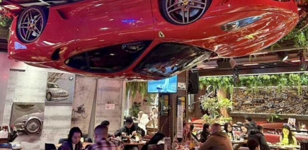 Dans ce restaurant chinois, les clients mangent sous une Ferrari à l'envers qui donne l'heure