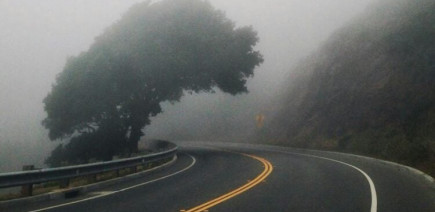Pneus crevés et brouillard : il prend tous les risques avec sa BMW !