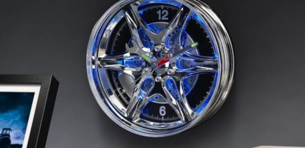 Cette horloge en forme de jante est l’objet déco parfait pour les passionnés d’auto !