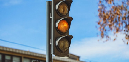 Il percute un poteau, le feu rouge reste sur l'orange