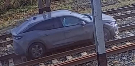 Il s'engage sur des rails en voiture pour fuir la police !