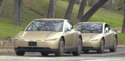 Pour l’instant, la voiture autonome sans volant ni conducteur de Testa a un volant et un conducteur