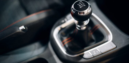 Boîte manuelle : les gestes qui l’usent bien plus vite qu’on ne le croit