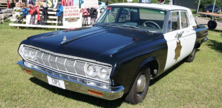 Cette voiture de police américaine intrigue tous les passants à Nevers !