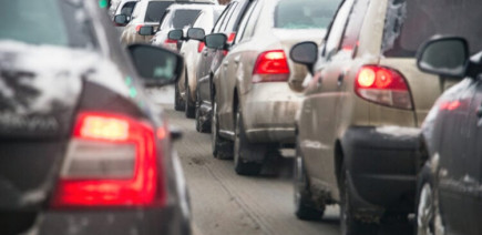 L’hiver met les batteries des voitures électriques à rude épreuve, mais peut-on vraiment tomber en panne dans les bouchons ?