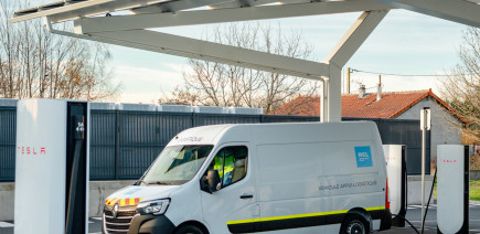 Mais que fait ce van diesel qui occupe deux bornes de recharge Tesla ?