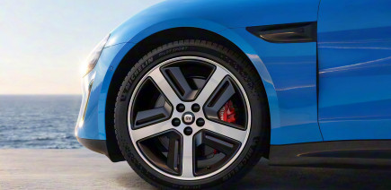 Xiaomi qui améliore déjà sa tueuse de Porsche, les assurances qui tirent à balles réelles sur l’électrique, une Volvo électrique qui promet une autonomie de diesel, une Mercedes électrique élue voiture de l’année et encore une supercar inutile de 2000 che