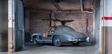 Une Mercedes 300 SL Papillon très rare réapparaît poussiéreuse dans un parking parisien