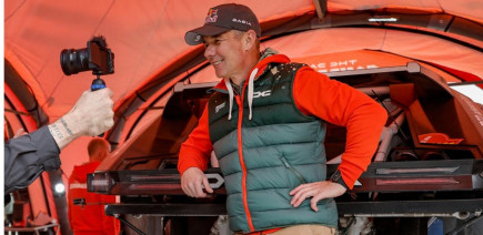 Dakar 2026 - la réaction de Sébastien Loeb à l'arrivée de la 9e étape : "Une voiture comme ça sans direction assistée c’est inroulable"