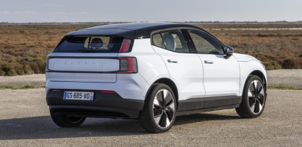 Les batteries du Volvo EX30 électrique peuvent prendre feu si on les charge à plus de 70%, mais pas chez nous