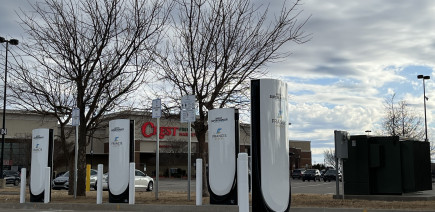 Cette station de recharge avec des Superchargeurs de Tesla a une particularité