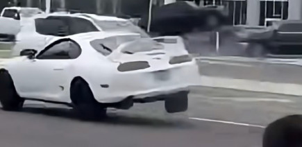 Il détruit sa Supra contre une Toyota puis termine sur le parking d’une concession Toyota