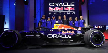 Verstappen valide la nouvelle livrée Red Bull inspirée des origines de l’écurie