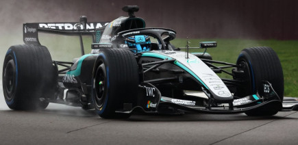 Mercedes lance officiellement sa W17 en piste à Silverstone