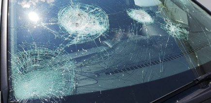 Prise au piège dans sa voiture en train de sombrer dans des eaux glaciales, elle est sauvée in extremis par des passants