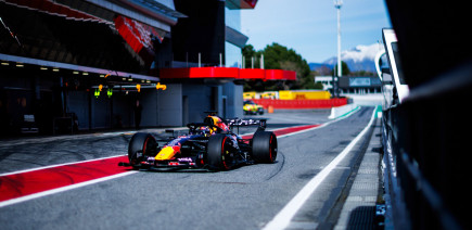 Essais de Barcelone : Verstappen en tête d’une journée écourtée par la pluie, accident pour Hadjar
