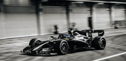 Feu bleu et vitesse réduite : l'étrange début d'Aston Martin F1 expliqué