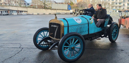 Faites un tour en voiture centenaire au salon Rétromobile, c'est l'animation du club des "Teuf-Teuf"