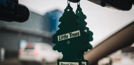 Les multiples sapins parfumés d'un Uber lui causent une migraine !