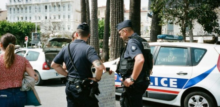 Au Havre, une voiture en équilibre au bord de l’eau : deux policiers la retiennent !