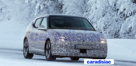 Avant sa présentation en avril prochain, la Hyundai Ioniq 3 poursuit ses essais de mise au point sur les routes scandinaves.