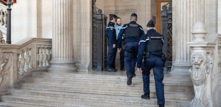 Il frappe un voleur muni d'un couteau dans sa voiture et se retrouve au tribunal