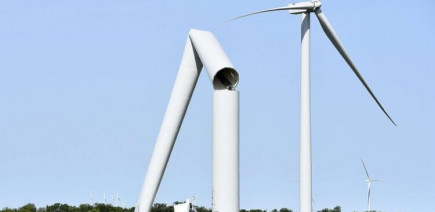 Il déquille une pale d'éolienne après une sortie de route