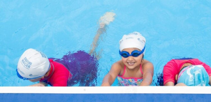 Ce camion propose... d'apprendre à nager