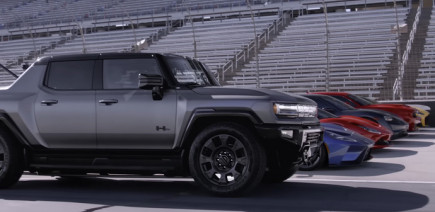 Même pour humilier des supercars, le Hummer EV est parfaitement fonctionnel