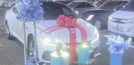 Fêter l’anniversaire des voitures invendues dans l’espoir de les voir partir, ça marche