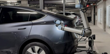 Dans ce parking, un robot recharge votre voiture électrique tout seul
