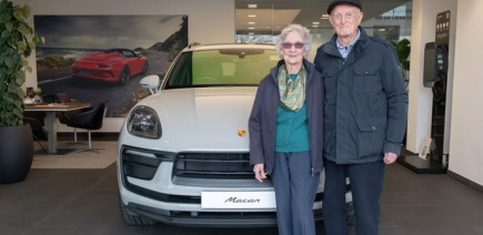 À plus de 90 ans, ce couple fan de Porsche craque pour un Macan