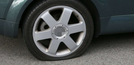 Arrêté ivre au volant d'une voiture avec... trois pneus crevés