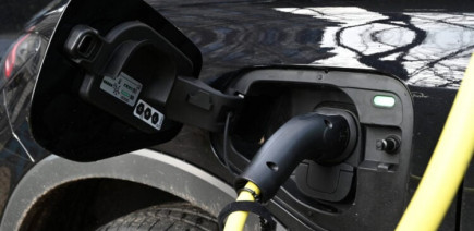 Cette ville innove et permet aux véhicules électriques de recharger sur les lampadaires