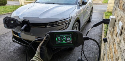 Pas de borne à la maison ? Ce chargeur Type 2 permet de recharger votre voiture sur une simple prise !