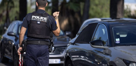 Les policiers interpellent un véhicule qui leur coupe la route, il est rempli de drogue