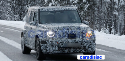 Nouvelles images du futur Mercedes « Mini G » qui participe à des essais hivernaux. Il sera disponible en versions électrique et thermique.